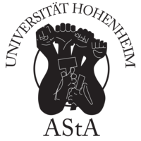 Logo des Allgemeinen Studierendenausschusses (AStA) der Universität Hohenheim: Schwarzes Wappen mit stilisierter Faust und Symbolen in der Mitte, darüber der Schriftzug ‚Universität Hohenheim‘, darunter ‚AStA‘.