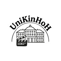 Illustration: Das Logo zeigt ein stilisiertes Gebäude mit Kuppeldach und eine Filmklappe. Darüber steht der Text 'UniKinHoH'.