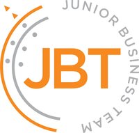 Logo des Junior Business Teams (JBT): Orangefarbener Schriftzug „JBT“ in der Mitte, umgeben von einem kreisförmigen, grauen Schriftzug „Junior Business Team“. Links rahmen ein orangefarbener und ein grauer Bogen mit grauen Punkten und zwei kleinen orangefarbenen Dreiecken das Logo ein.