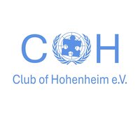 Logo des Club of Hohenheim e.V. (COH): Hellblaues Logo mit den Buchstaben „C“ und „H“, dazwischen ein stilisiertes Puzzleteil vor einem Globus, umrahmt von Lorbeerzweigen. Unter dem Logo steht der Schriftzug „Club of Hohenheim e.V.“.