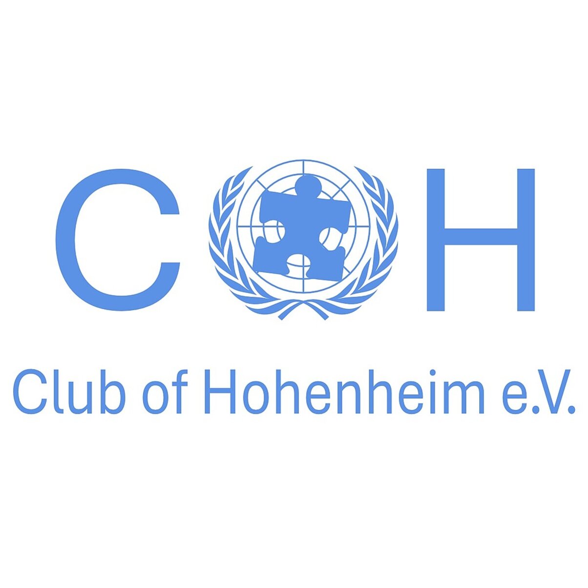 Logo des Club of Hohenheim e.V. (COH): Hellblaues Logo mit den Buchstaben „C“ und „H“, dazwischen ein stilisiertes Puzzleteil vor einem Globus, umrahmt von Lorbeerzweigen. Unter dem Logo steht der Schriftzug „Club of Hohenheim e.V.“.