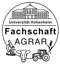 Logo der Fachschaft Agrar der Universität Hohenheim: Kreisförmiges Logo mit einer stilisierten Darstellung des Hohenheimer Schlosses über dem Schriftzug ‚Universität Hohenheim‘. Darunter stehen die Wörter ‚Fachschaft‘ und ‚AGRAR‘. Am unteren Rand sind Symbole für die Agrarwissenschaften abgebildet: ein Mikroskop, ein Kuhkopf, ein Traktor und eine Getreideähre.