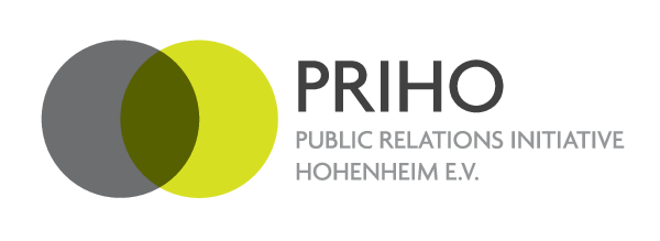 Logo der Public Relations Initiative Hohenheim e. V. (PRIHO). Links sind zwei sich überlappende Kreise in Grau und Gelb dargestellt, rechts der Schriftzug „PRIHO – Public Relations Initiative Hohenheim e. V.“.