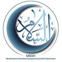 Logo der Muslimischen Studierendengemeinschaft Hohenheim (MSGH): Kreisförmiges Logo mit einer blauen Mondsichel und hellblauer arabischer Kalligrafie in der Mitte. Unter dem Symbol stehen die Abkürzung „MSGH“ sowie der Schriftzug „Muslimische Studierendengemeinschaft Hohenheim“.