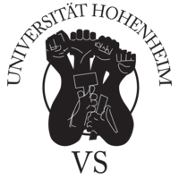 Logo der Verfassten Studierendenschaft der Universität Hohenheim. Es zeigt den Schriftzug „Universität Hohenheim“ über mehreren erhobenen Fäusten, die verschiedene Gruppen der Studierendenschaft symbolisieren.