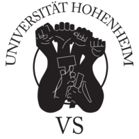 Logo der Verfassten Studierendenschaft der Universität Hohenheim. Es zeigt den Schriftzug „Universität Hohenheim“ über mehreren erhobenen Fäusten, die verschiedene Gruppen der Studierendenschaft symbolisieren.