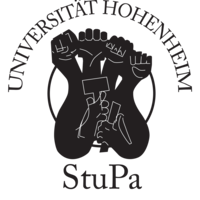ogo des Studierendenparlaments (StuPa) der Universität Hohenheim: Schwarzes Wappen mit stilisierter Faust und Symbolen in der Mitte, darüber der Schriftzug ‚Universität Hohenheim‘, darunter ‚StuPa‘.