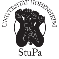 ogo des Studierendenparlaments (StuPa) der Universität Hohenheim: Schwarzes Wappen mit stilisierter Faust und Symbolen in der Mitte, darüber der Schriftzug ‚Universität Hohenheim‘, darunter ‚StuPa‘.