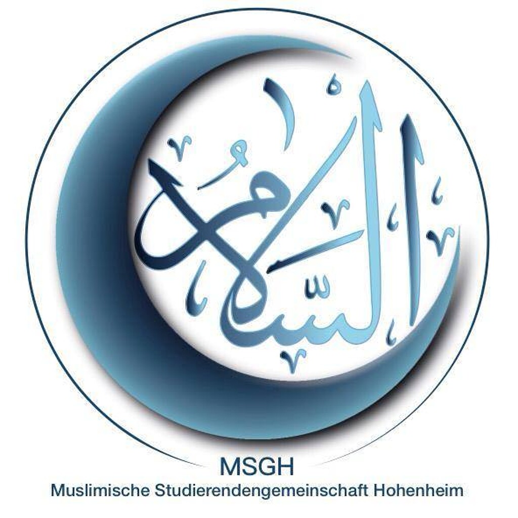 Logo der Muslimischen Studierendengemeinschaft Hohenheim (MSGH): Kreisförmiges Logo mit einer blauen Mondsichel und hellblauer arabischer Kalligrafie in der Mitte. Unter dem Symbol stehen die Abkürzung „MSGH“ sowie der Schriftzug „Muslimische Studierendengemeinschaft Hohenheim“.